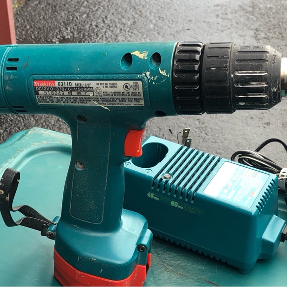MAKITA 6311D DRILL. CHARGER AND BATTERIE USED TESTED - Picture 9 of 9